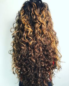 Des cheveux ondulés